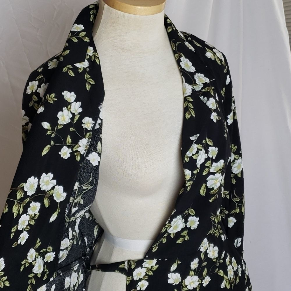 LULUS Totally Blossom Floral Print Collared Wrap‎ - Picture 13 of 15